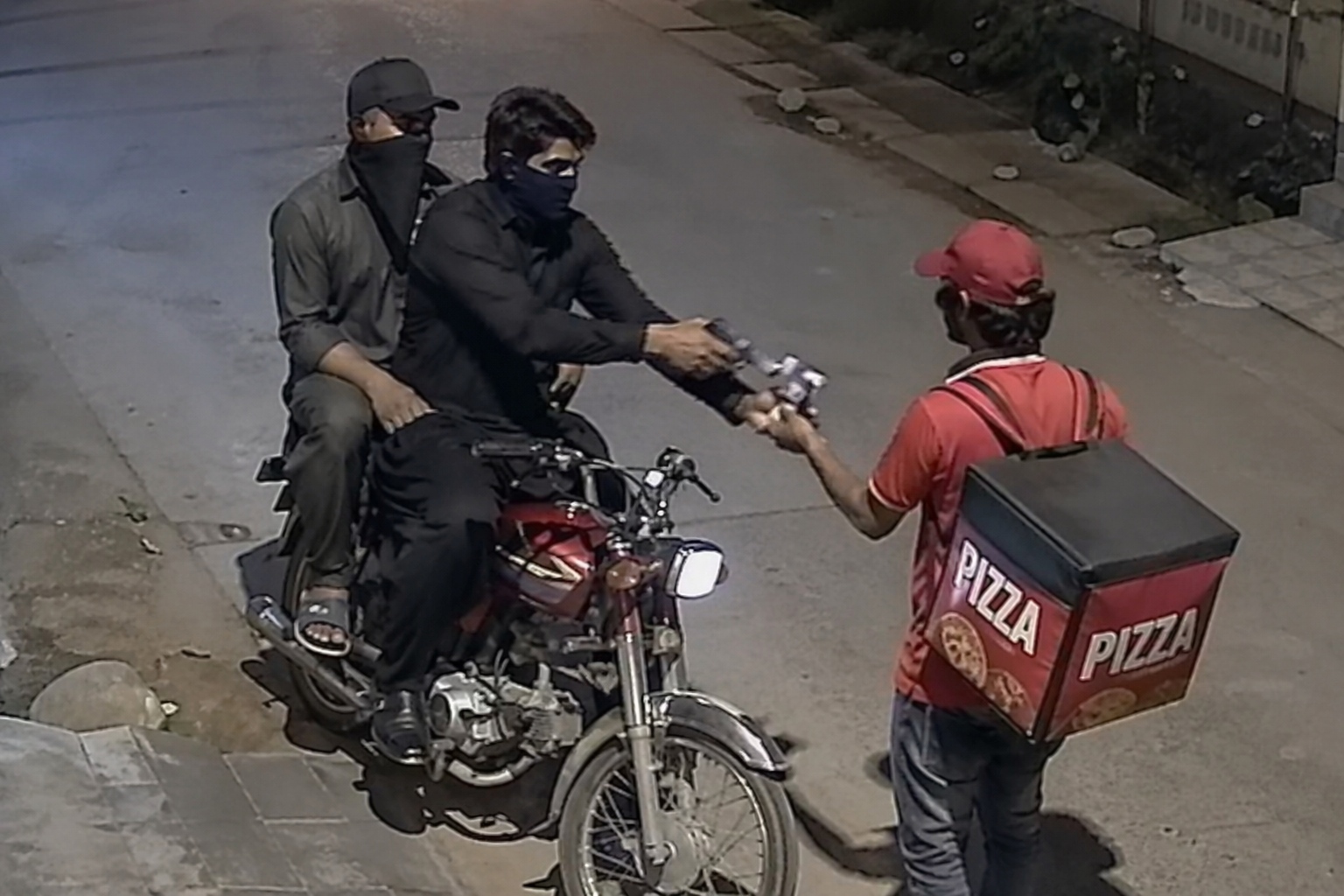 فیصل آباد بڑھتے جرائم پر سی ایم پنجاب کی سرزنش بے اثر، پیزا ڈیلیوری بوائے ڈکیتی کا شکار