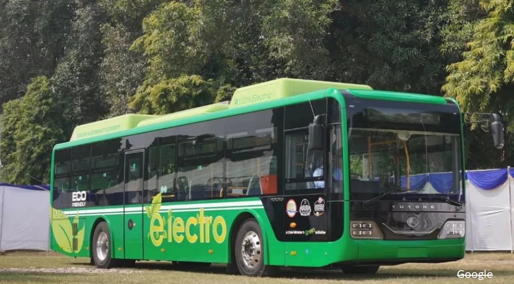 Green Bus Driver Locks Doors After Phone Theft, Takes Passengers to Police Station