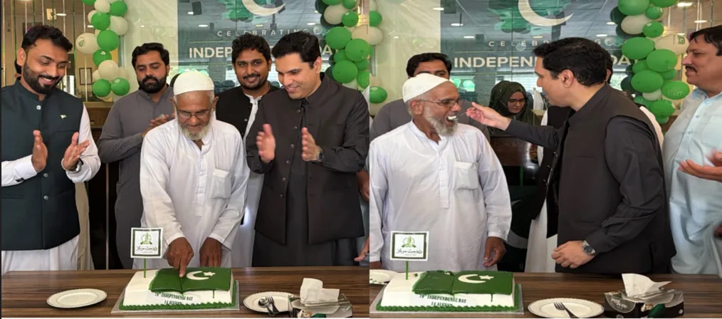 Faisalabad Commissioner Invites Senior Citizen to Cut Independence Day Cake