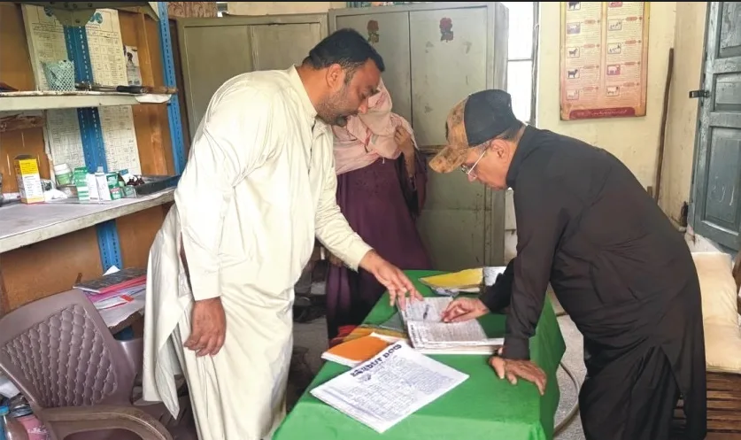 Faisalabad Livestock Director Inspects Veterinary Hospitals, Reviews Services for Farmers