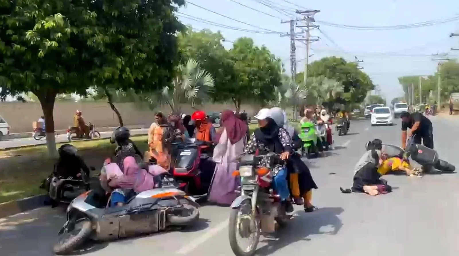 A Unique Hue to Traffic Awareness; Scooty Rally Turns into a "Domino Effect," Learning Process Continues Through Falls