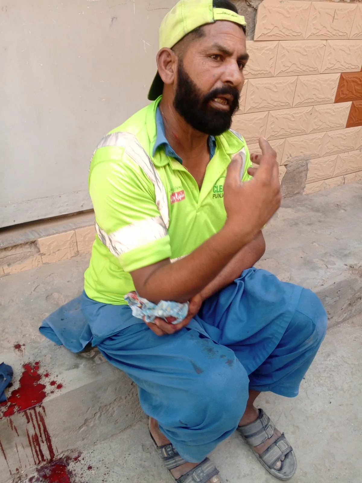 Suthra Punjab Worker Allegedly Assaulted in Jameel Park Faisalabad, Residents Express Concern Over Police Response