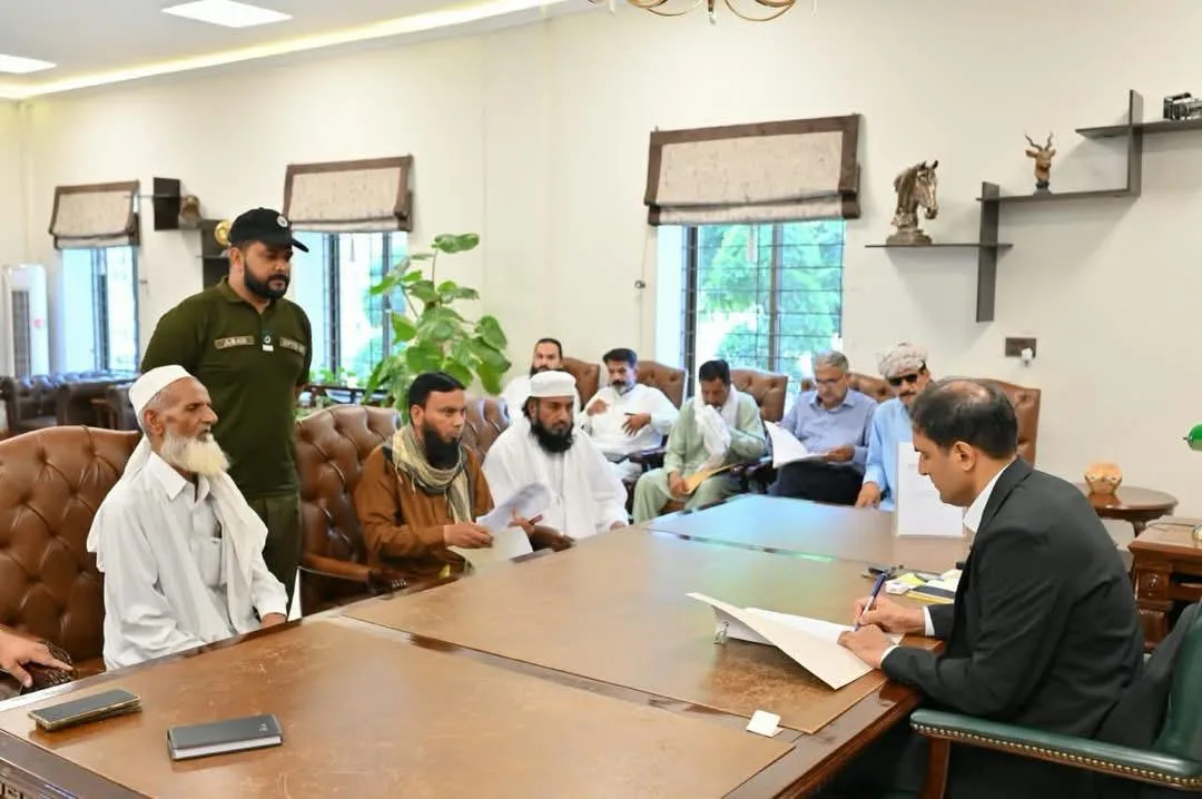 DC Faisalabad hears public complaints, directs prompt redressal