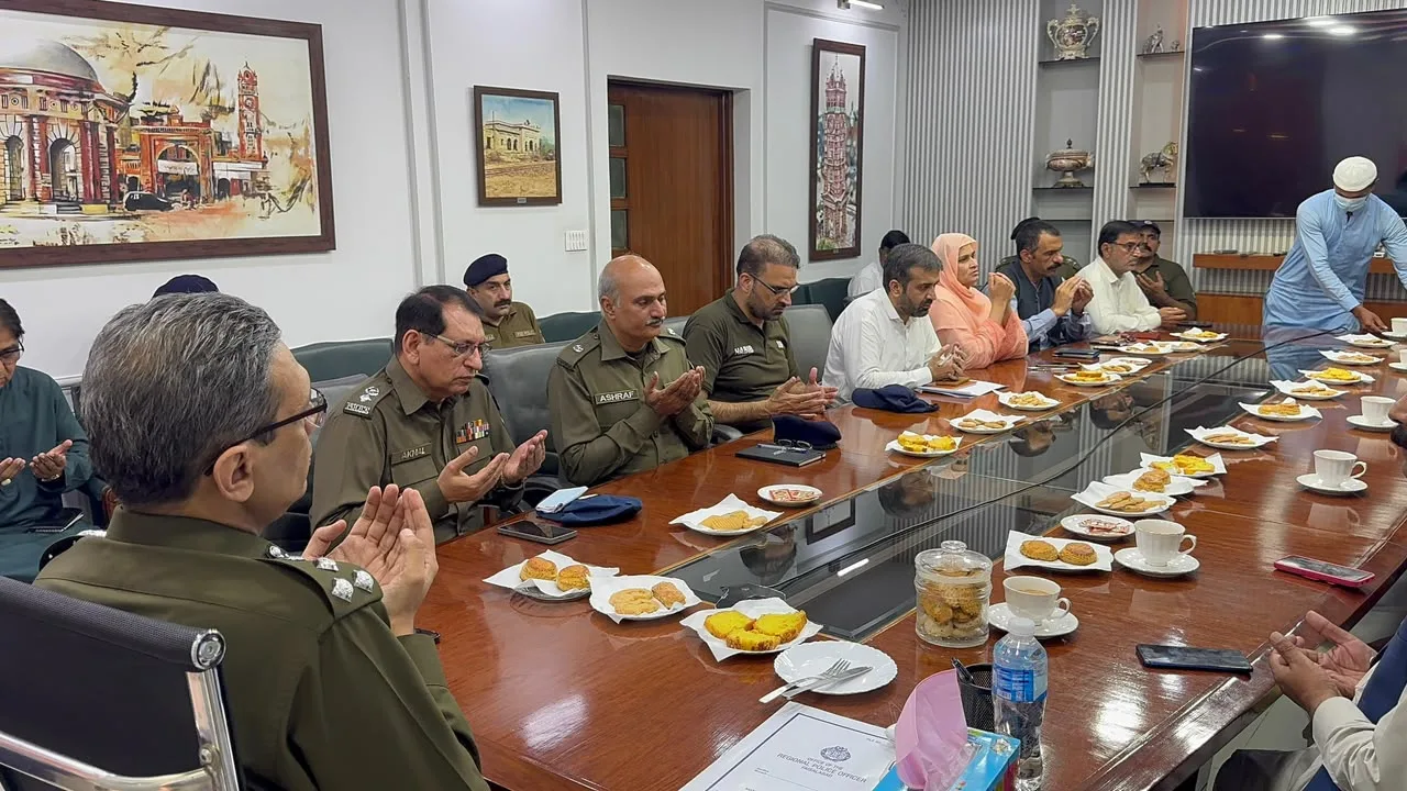 RPO Faisalabad Bids Farewell to Retiring Police Officers, Acknowledges Their Services