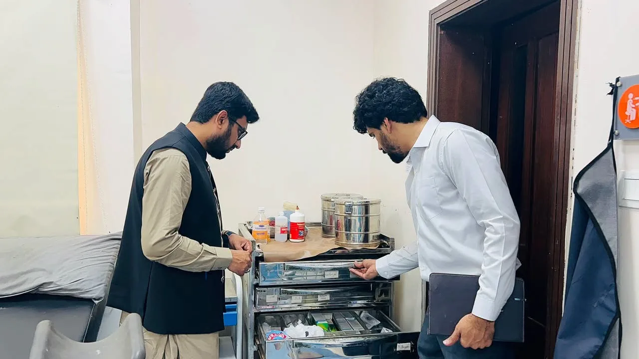 Ensuring quality healthcare: Assistant Commissioner Jaranwala Ziaullah Gondal inspects Maryam Nawaz Health Clinic 73-GB