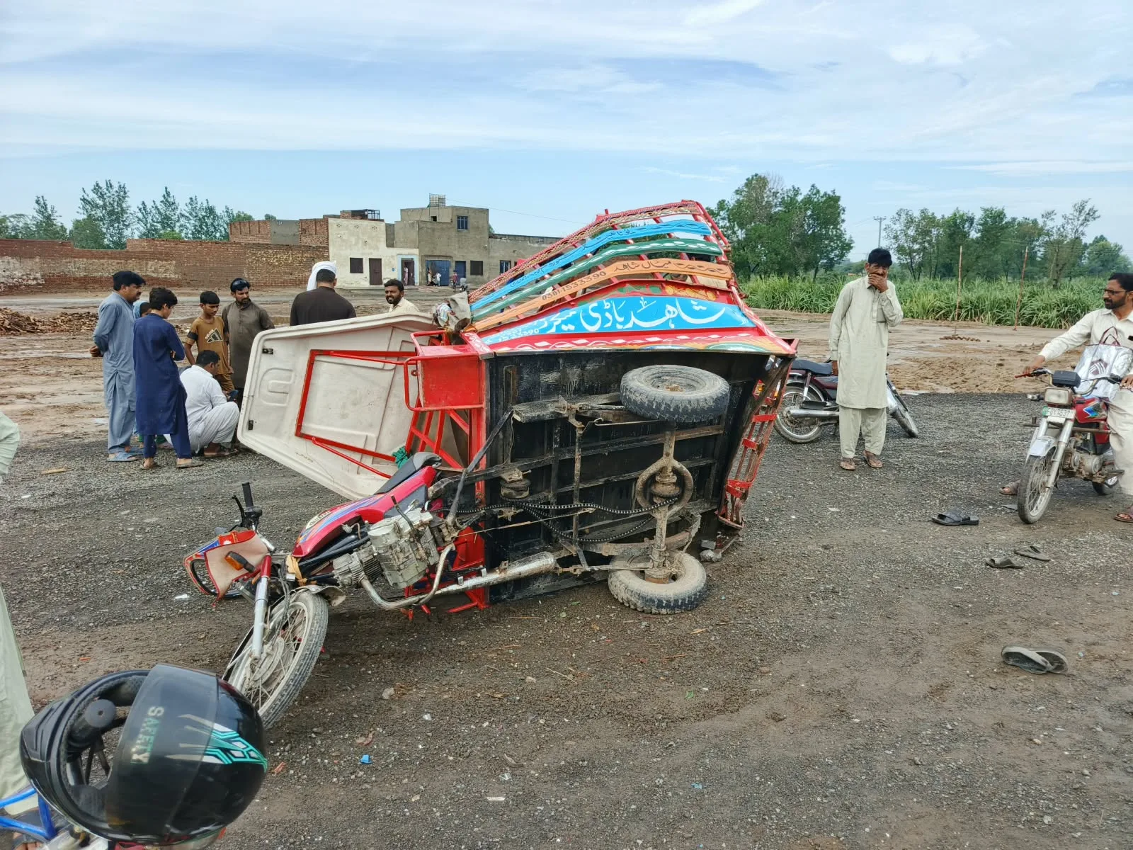 Tragic bus-rickshaw collision on Samundri Road leaves 8-year-old girl dead and 13 injured