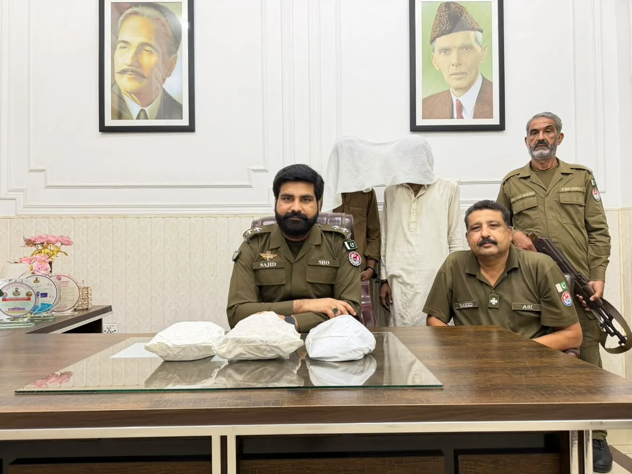 Nishatabad Police bust major drug network: Over 5kg heroin seized, two notorious peddlers arrested