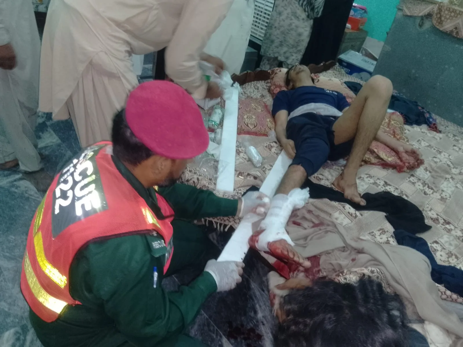 Armed clash and firing on Abbaspur Road: Six injured, including two bullet-wound victims, shifted to hospital