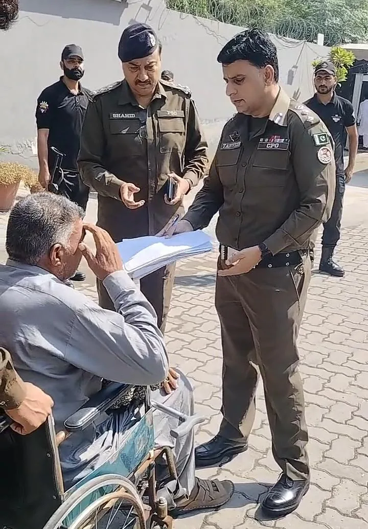 CPO Faisalabad Tanveer Hussain meets injured constable; orders complete medical care and welfare support