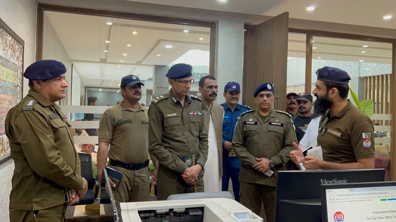 RPO Faisalabad Inam-ur-Rahman Malik visits Khidmat Markaz; reviews citizen service delivery under Punjab CM's vision