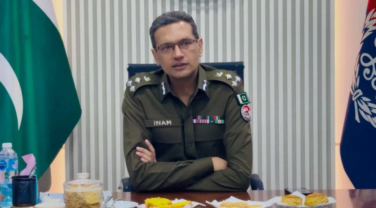 آر پی او فیصل آباد انعام الرحمن ملک کا تھانہ سٹی ٹوبہ ٹیک سنگھ کا سرپرائز وزٹ: شہری کو غیر قانونی حراست میں رکھنے پر ایس ایچ او سب انسپکٹر حاکم علی معطل، شہری کو بحفاظت لواحقین کے حوالے کر دیا گیا
